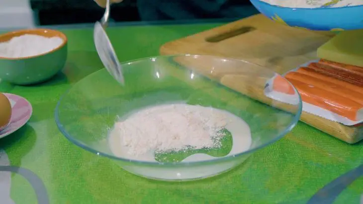 Закуска из крабовых палочек с сыром: шаг 1