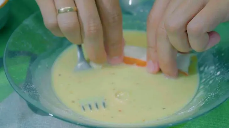 Закуска из крабовых палочек с сыром: шаг 5