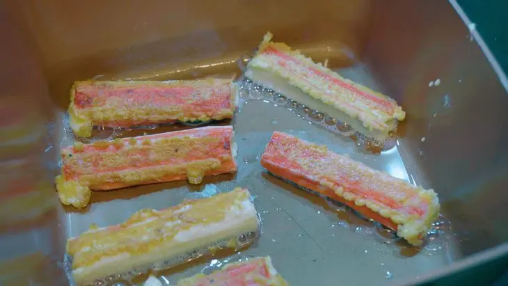 Закуска из крабовых палочек с сыром: шаг 6