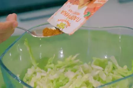 Яичный рулет с овощами на завтрак: шаг 2