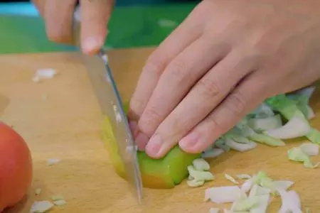 Яичный рулет с овощами на завтрак: шаг 3