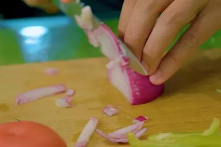 Яичный рулет с овощами на завтрак: шаг 4