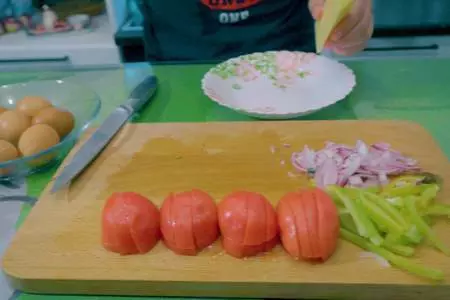 Яичный рулет с овощами на завтрак: шаг 5
