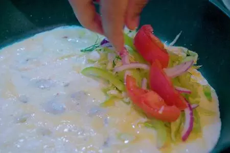 Яичный рулет с овощами на завтрак: шаг 8