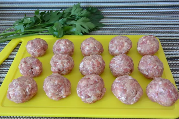 Шашлычки из кабачка и фарша на шпажках: шаг 3