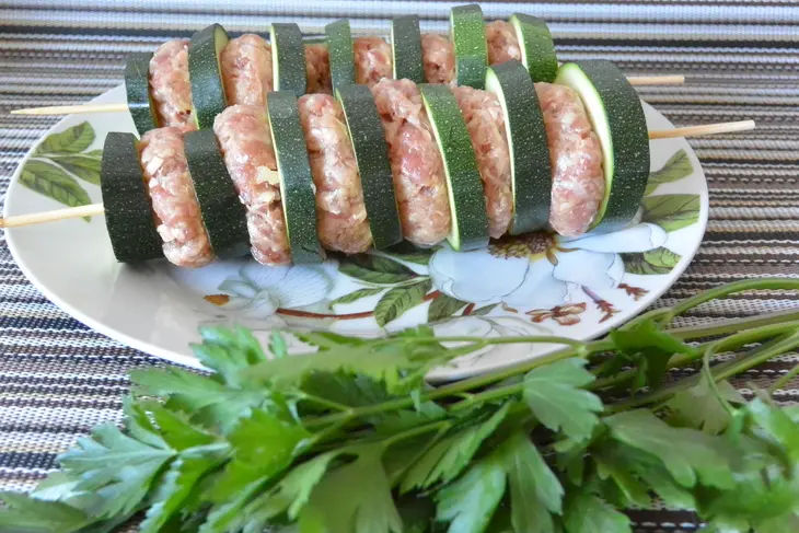 Шашлычки из кабачка и фарша на шпажках: шаг 4