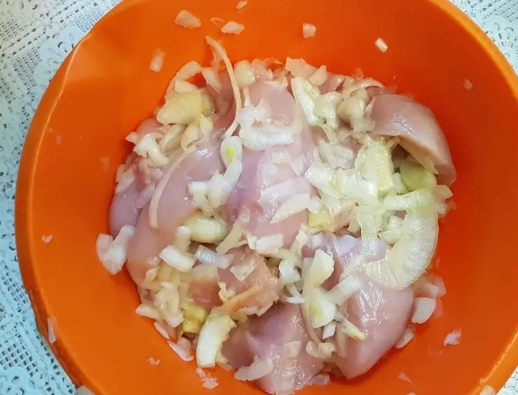 Куриное филе в маринаде из томатного соуса и айрана: шаг 4