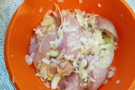 Куриное филе в маринаде из томатного соуса и айрана: шаг 4