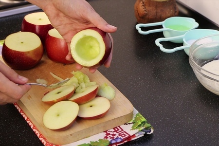 Запеченные яблоки с творогом под хрустящим безе: шаг 4