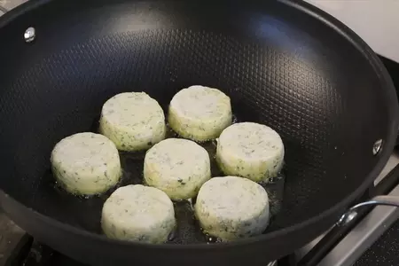 Сырники с сыром и зеленью: шаг 9
