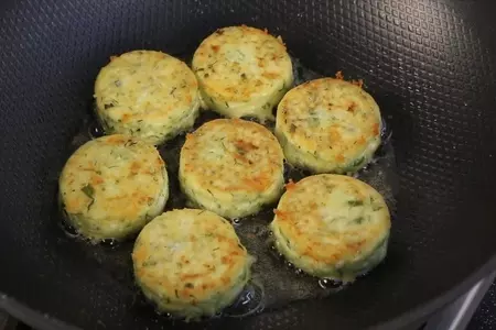 Сырники с сыром и зеленью: шаг 10