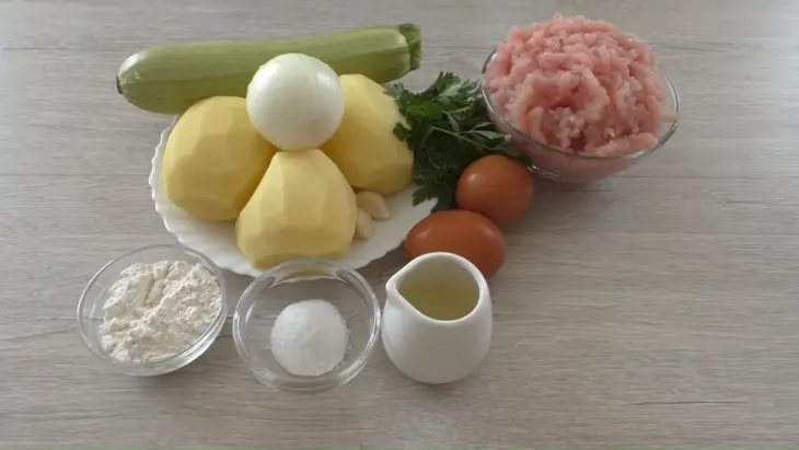Оладьи с кабачком, фаршем и картошкой: шаг 1