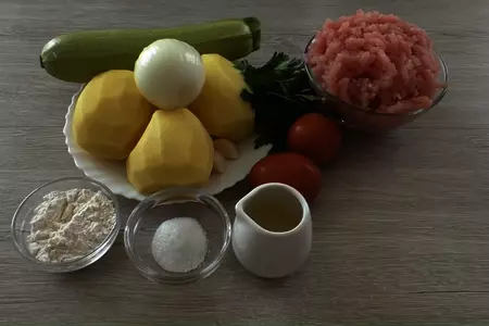 Оладьи с кабачком, фаршем и картошкой: шаг 1