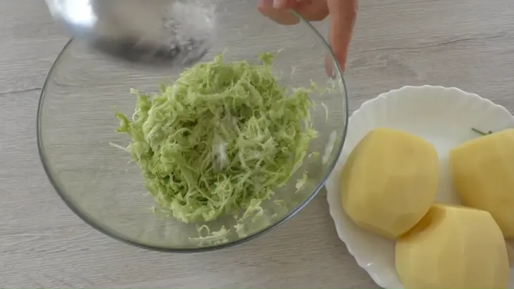 Оладьи с кабачком, фаршем и картошкой: шаг 2