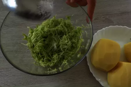 Оладьи с кабачком, фаршем и картошкой: шаг 2