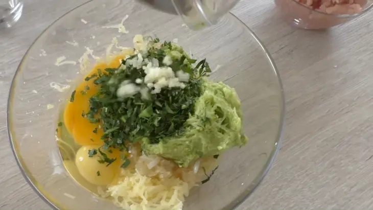 Оладьи с кабачком, фаршем и картошкой: шаг 3