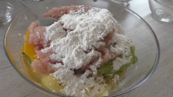 Оладьи с кабачком, фаршем и картошкой: шаг 4