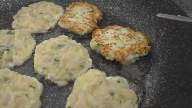 Оладьи с кабачком, фаршем и картошкой: шаг 5