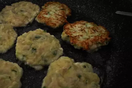 Оладьи с кабачком, фаршем и картошкой: шаг 5