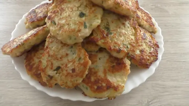 Оладьи с кабачком, фаршем и картошкой: шаг 6