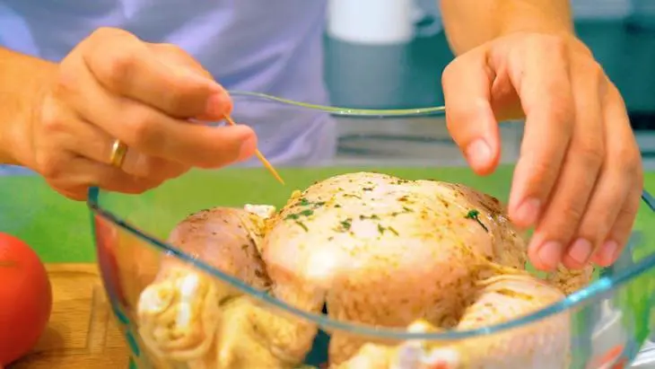Курица запеченная в лаваше с томатами и сыром: шаг 1
