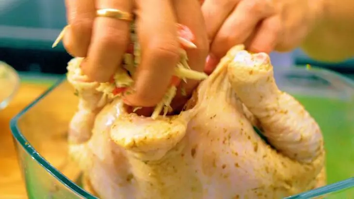 Курица запеченная в лаваше с томатами и сыром: шаг 6