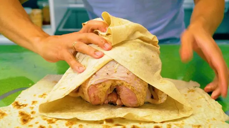 Курица запеченная в лаваше с томатами и сыром: шаг 8