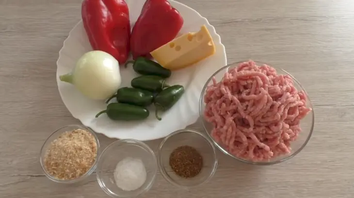 Котлета фаршированная перцем и сыром: шаг 1
