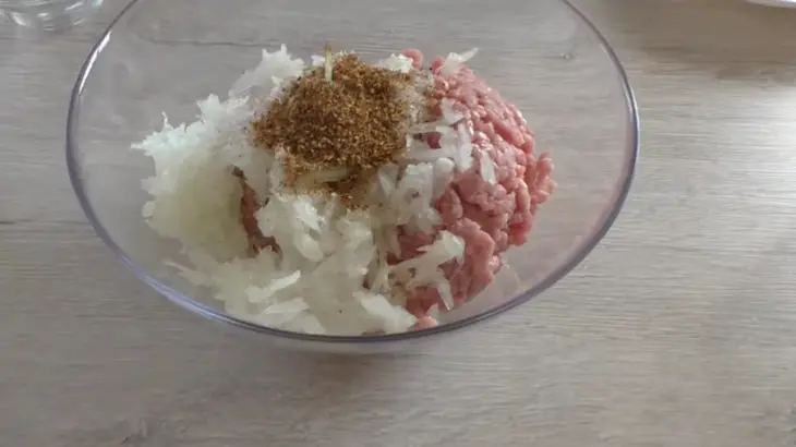 Котлета фаршированная перцем и сыром: шаг 2