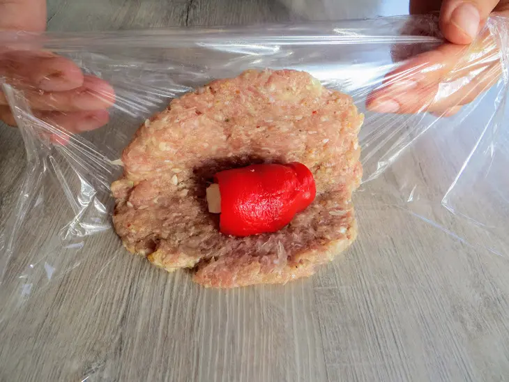Котлета фаршированная перцем и сыром: шаг 5