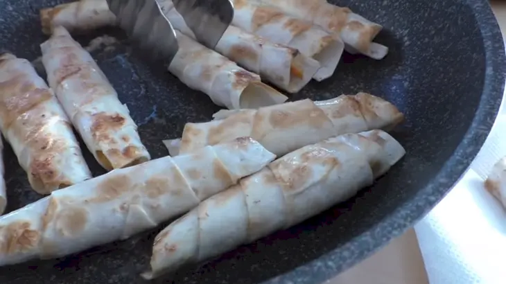 Трубочки из лаваша с мясом на закуску: шаг 5