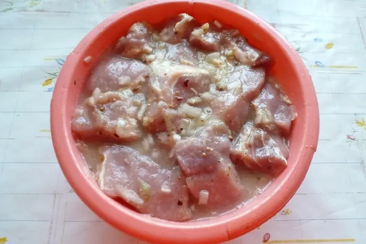 Шашлык с мёдом и кориандром, маринованный в белом квасе: шаг 4