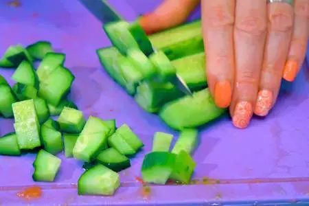 Рассольник с перловкой и свежими огурцами на зиму: шаг 2