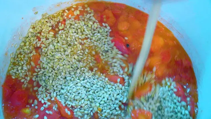 Рассольник с перловкой и свежими огурцами на зиму: шаг 6