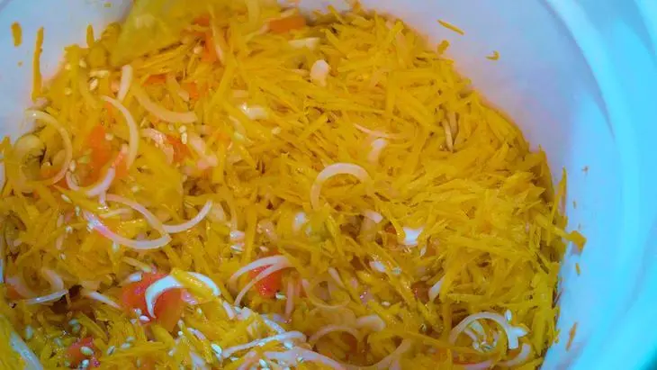 Рассольник с перловкой и свежими огурцами на зиму: шаг 7