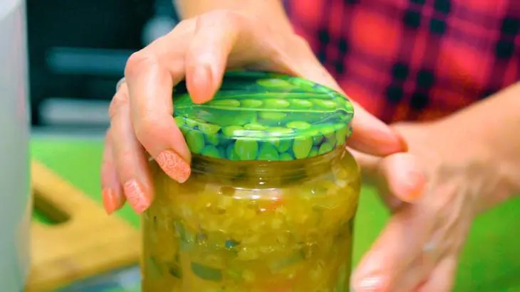 Рассольник с перловкой и свежими огурцами на зиму: шаг 9