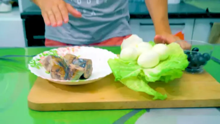 Полезный летний салат с тунцом и свежими огурцами: шаг 1