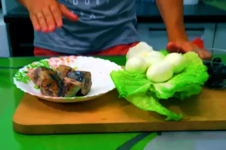 Полезный летний салат с тунцом и свежими огурцами: шаг 1