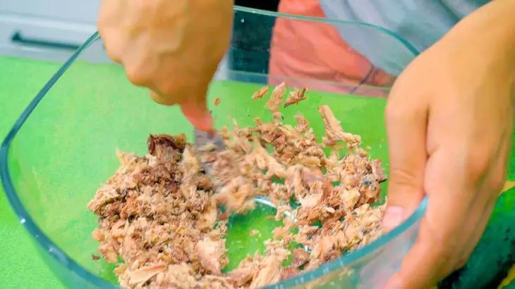 Полезный летний салат с тунцом и свежими огурцами: шаг 2
