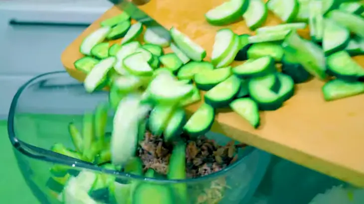 Полезный летний салат с тунцом и свежими огурцами: шаг 3