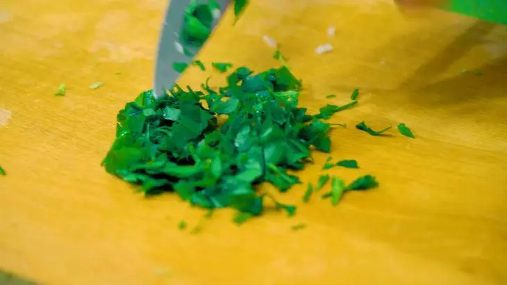 Полезный летний салат с тунцом и свежими огурцами: шаг 5