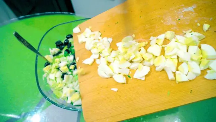 Полезный летний салат с тунцом и свежими огурцами: шаг 6