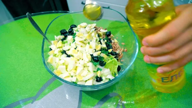Полезный летний салат с тунцом и свежими огурцами: шаг 7