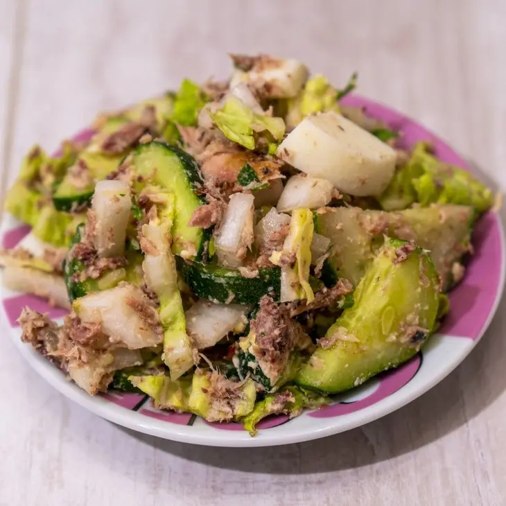 Полезный летний салат с тунцом и свежими огурцами: шаг 8
