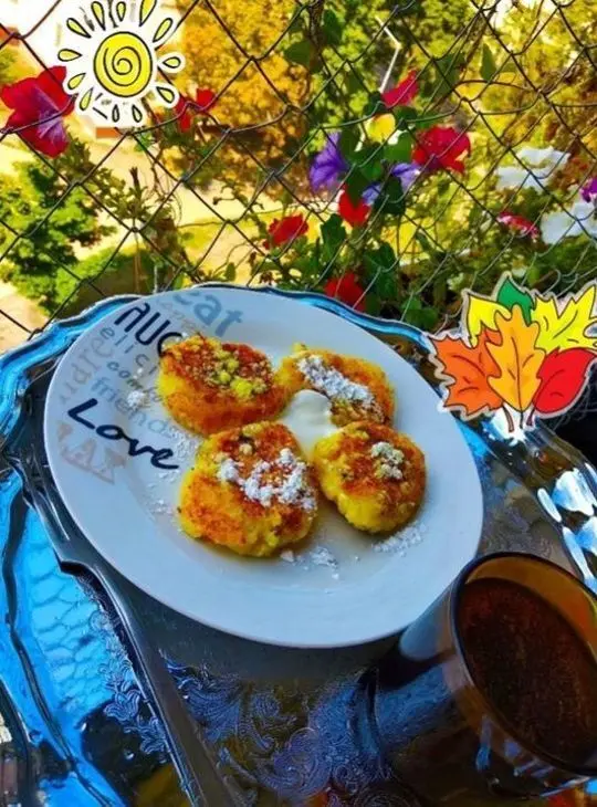 Сырники с изюмом на завтрак: шаг 1