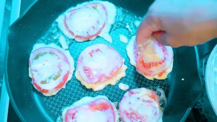 Закуска из помидоров жареных в кляре с сыром: шаг 8
