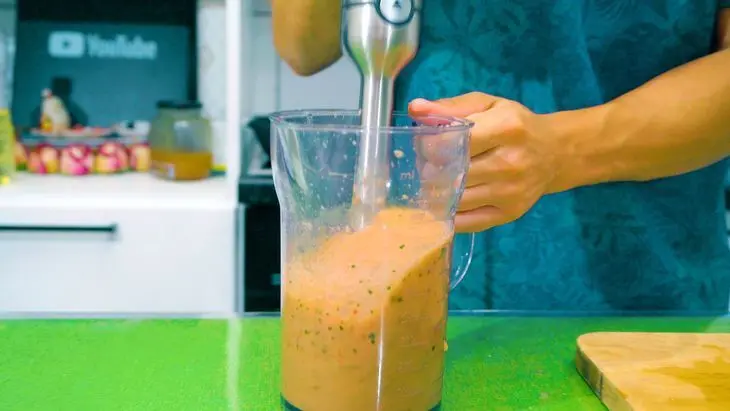 Жареные на сковороде куриные голени с овощным соусом: шаг 5