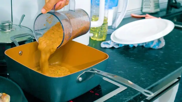 Жареные на сковороде куриные голени с овощным соусом: шаг 6