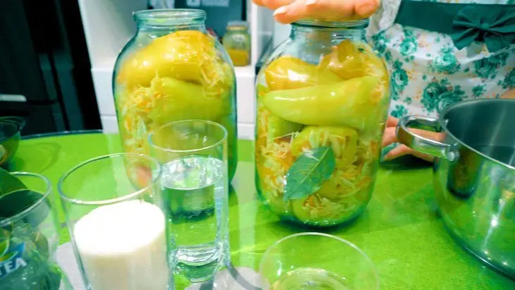 Закуска из фаршированного капустой перца на зиму: шаг 6