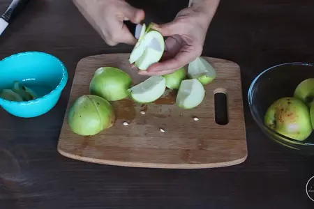 Яблочные дольки на зиму: шаг 1